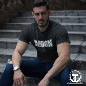 Camiseta Negra MOON: Estilo Vibrante y Elegancia Atemporal
