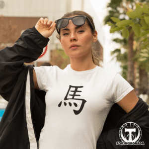 Camiseta Blanca Zodiaco Chino ‘Caballo’ para Mujer: Energía y Aventura