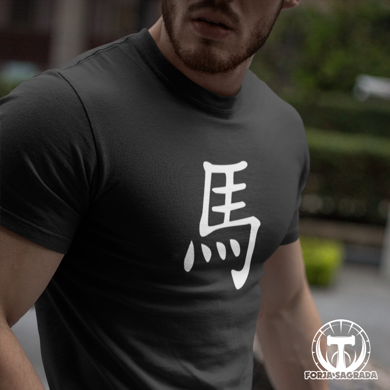 Camiseta negra con diseño del zodiaco chino Caballo, símbolo de energía, libertad y dinamismo.