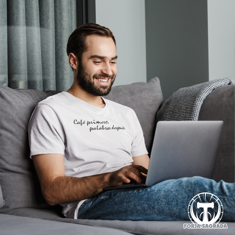 Camiseta blanca para hombre con diseño «Café Primero» en negro, estilo casual y moderno.