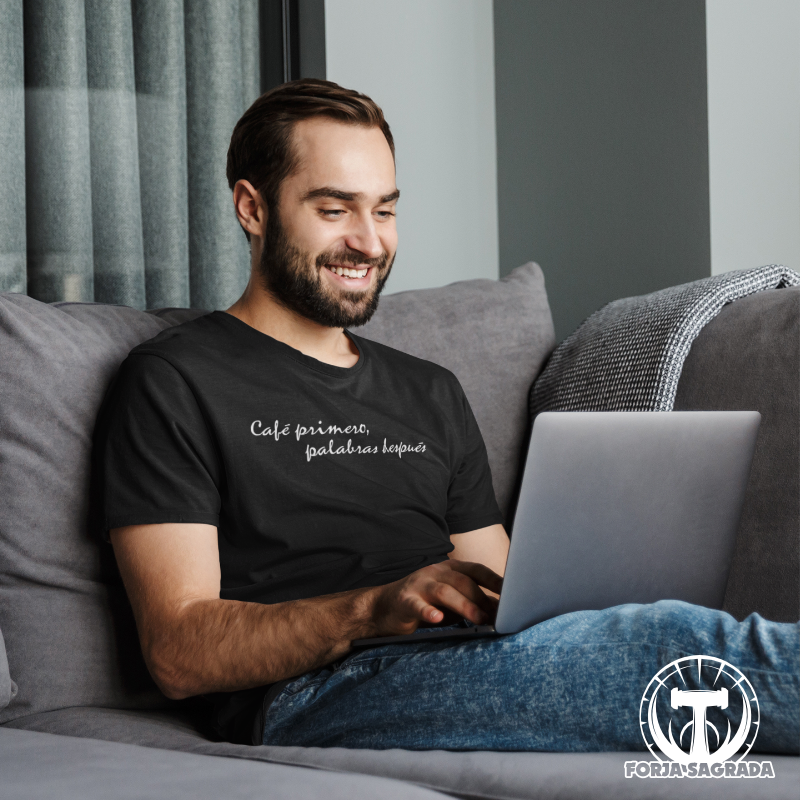 Camiseta negra para hombre con diseño «Café Primero» en blanco, estilo casual y moderno.