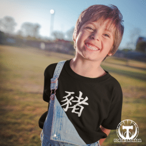 Camiseta Negra Zodiaco Chino ‘Cerdo’ para Niño: Abundancia y Alegría