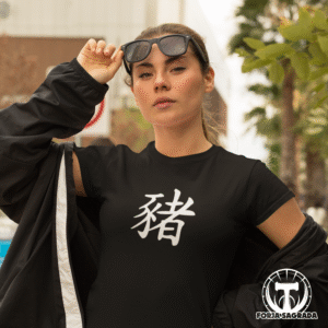 Camiseta Negra Zodiaco Chino 'Cerdo' para Mujer: Abundancia y Generosidad