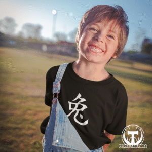 Camiseta Negra Zodiaco Chino ‘Conejo’ para Niño: Vitalidad y Suerte
