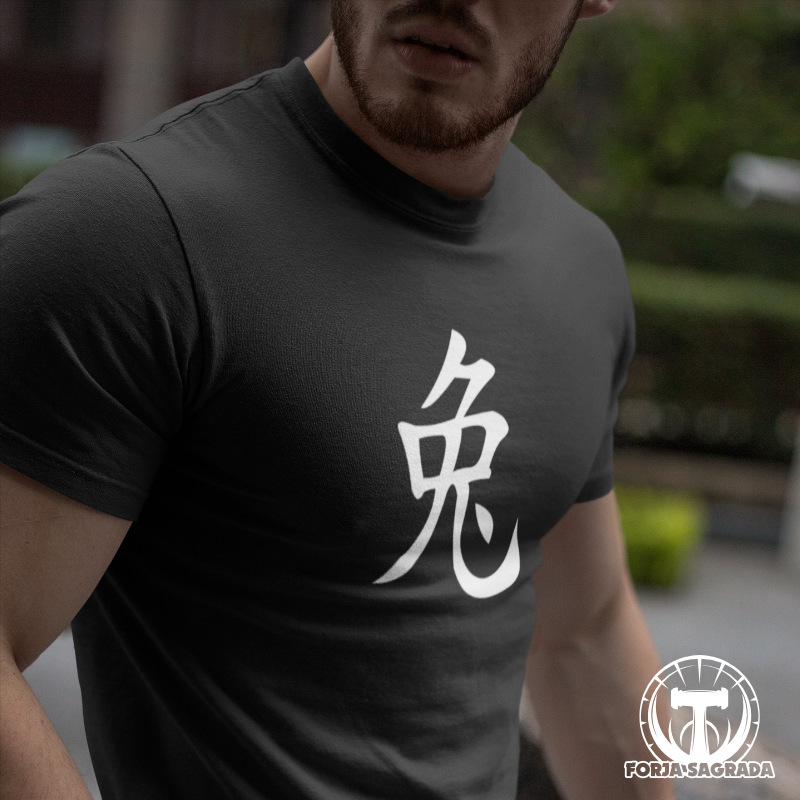 Camiseta negra con diseño del zodiaco chino Conejo, símbolo de elegancia, sensibilidad y armonía.