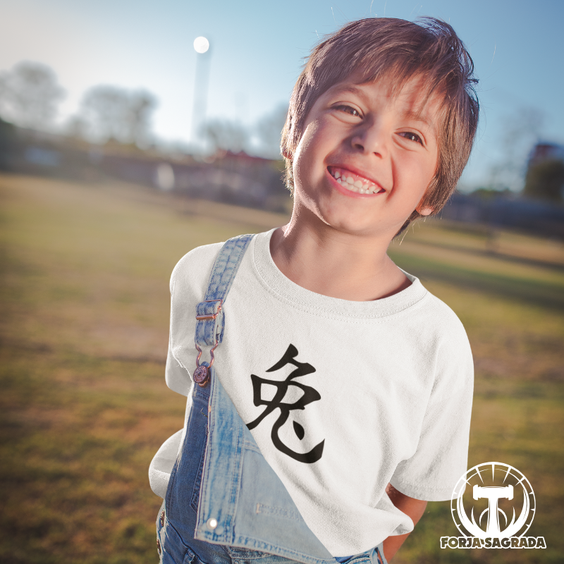 Camiseta blanca para niño con diseño del zodiaco chino Conejo, símbolo de paz, armonía y alegría.
