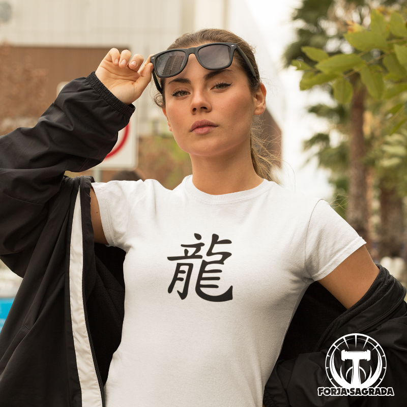 Camiseta blanca para mujer con diseño del zodiaco chino Dragón, símbolo de fuerza, valentía y energía.