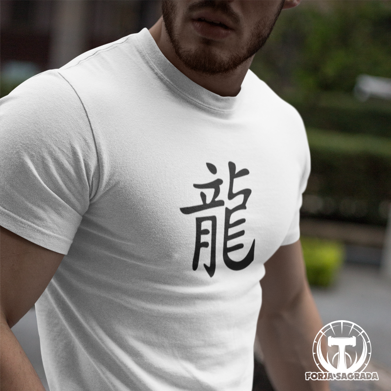 Camiseta blanca con diseño del zodiaco chino Dragón, símbolo de fuerza, energía y carácter legendario.
