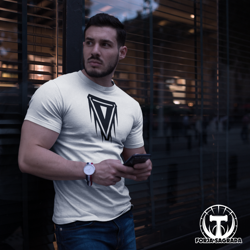 Camiseta blanca para hombre con la insignia «Escudo de Valor» en negro, estilo moderno y protector.