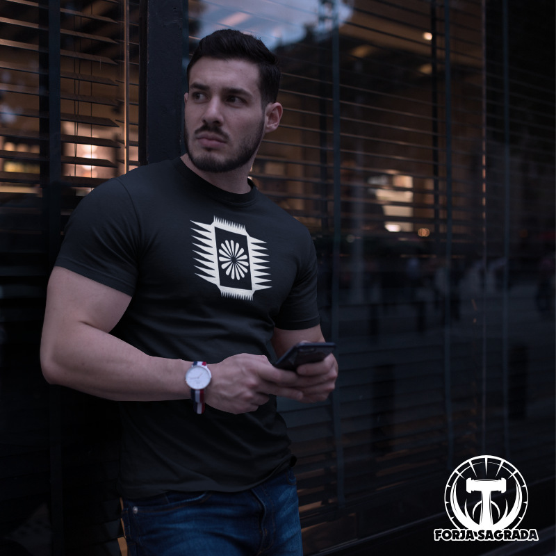 Camiseta blanca para hombre con la insignia «Estrella de la Fortaleza» en negro, estilo moderno y audaz.