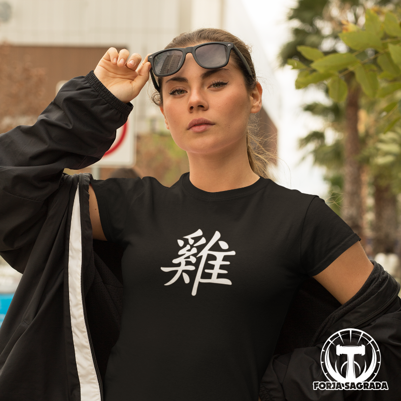 Camiseta negra para mujer con diseño del zodiaco chino Gallo, símbolo de lealtad, coraje y confianza.