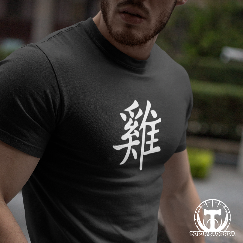 Camiseta negra con diseño del zodiaco chino Gallo, símbolo de valentía, sociabilidad y confianza.