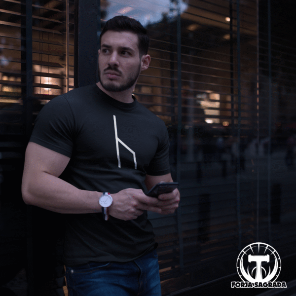 Camiseta Negra con Símbolo Rúnico «Iluminacaminos» Hombre