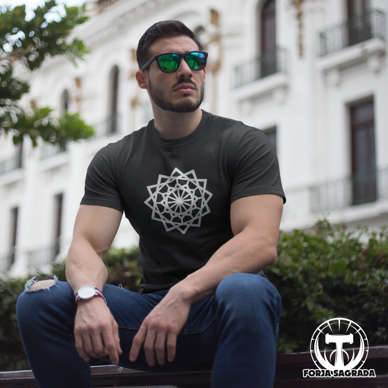 Camiseta negra de hombre con mandala geométrico en blanco, ideal para un estilo moderno y espiritual.