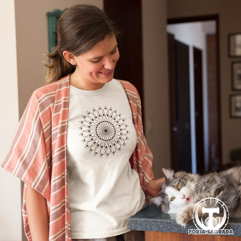 Camiseta blanca de mujer con mandala de ángeles solares en negro, ideal para un estilo espiritual y simbólico.