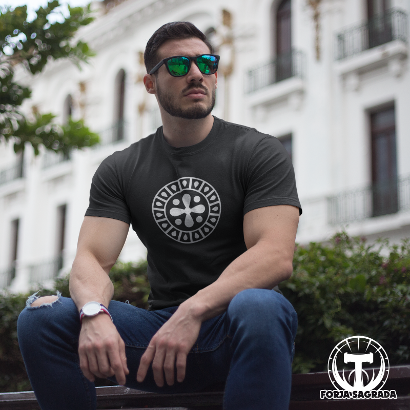 Camiseta negra de hombre con mandala de hélices en blanco, ideal para un estilo original y espiritual.