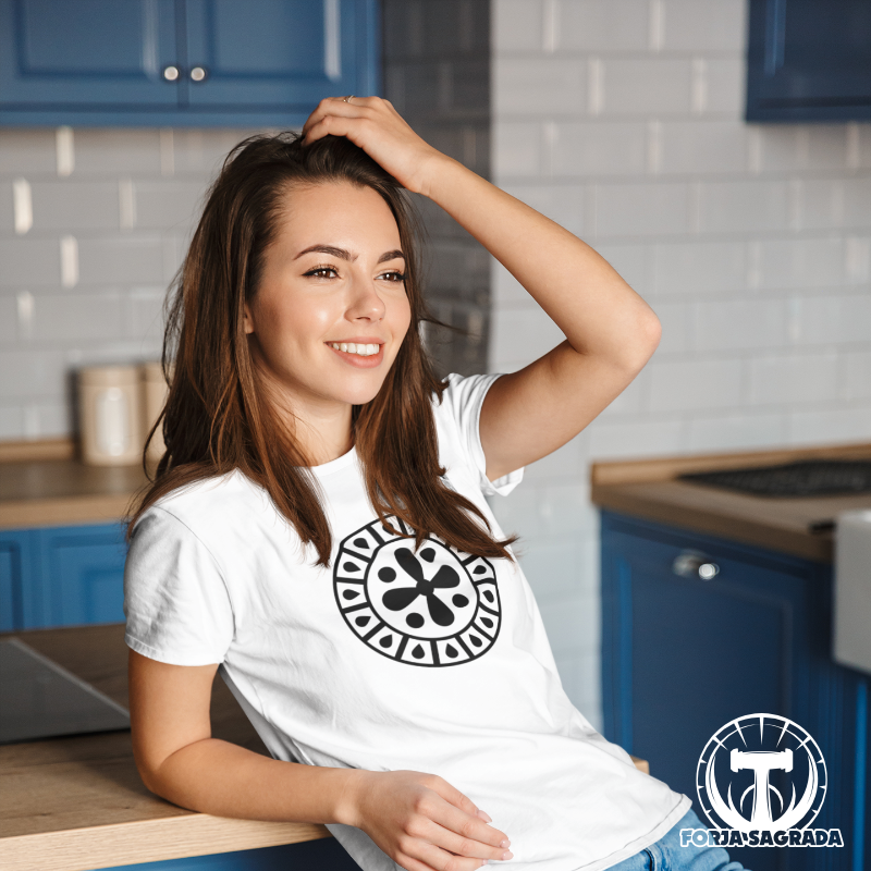 Camiseta blanca de mujer con mandala de hélices en negro, ideal para un estilo original y espiritual.