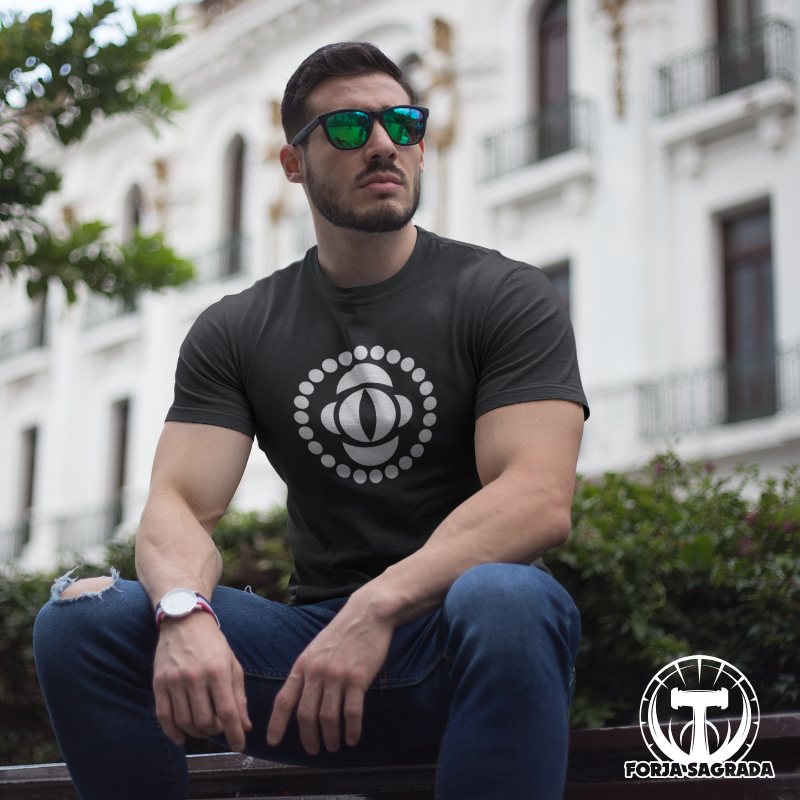 Camiseta negra de hombre con mandala y ojo ancestral en blanco, ideal para un estilo espiritual y original.