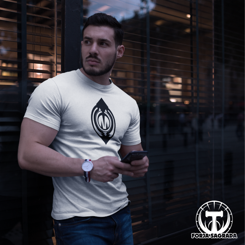 Camiseta blanca para hombre con la insignia «Ojo del Guardián» en negro, estilo moderno y protector.