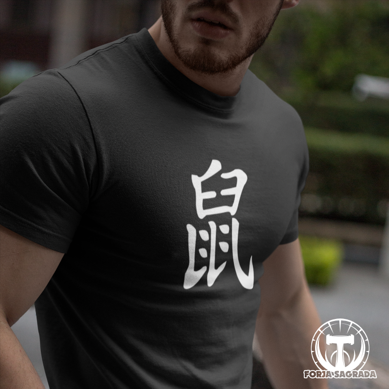 Camiseta negra con diseño del zodiaco chino Rata, símbolo de astucia, inteligencia y adaptabilidad.