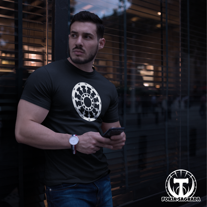 Camiseta negra para hombre con la insignia «Rueda del Destino» en blanco, estilo moderno y simbólico.