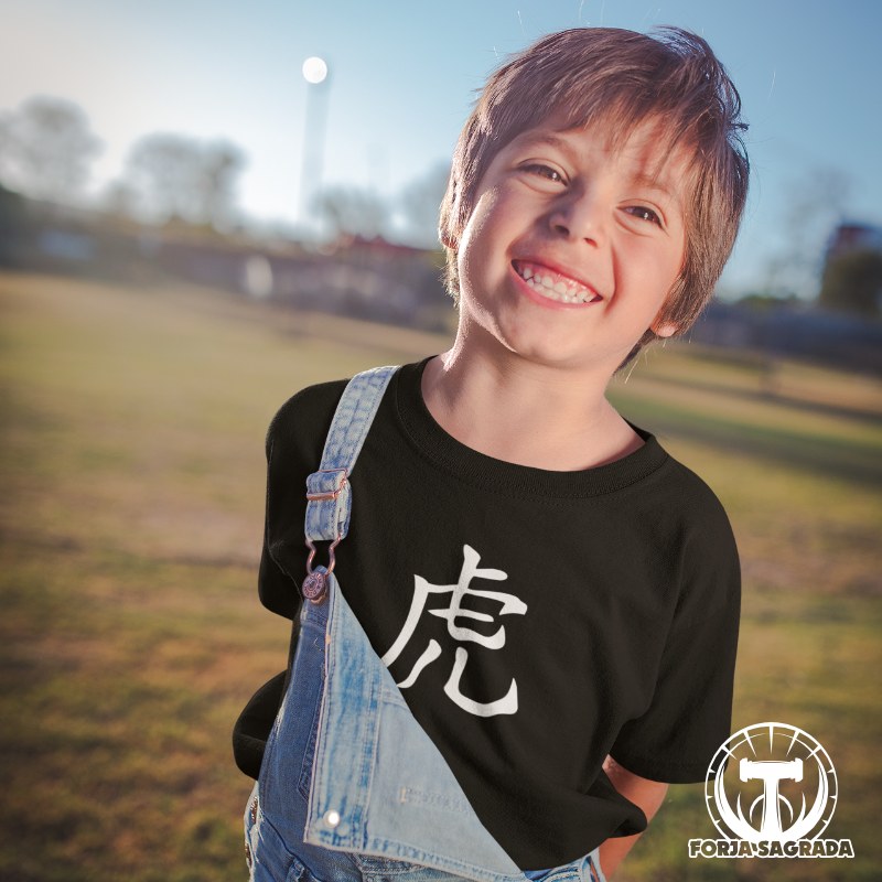 Camiseta negra para niño con diseño del zodiaco chino Tigre, símbolo de audacia, fuerza y energía.