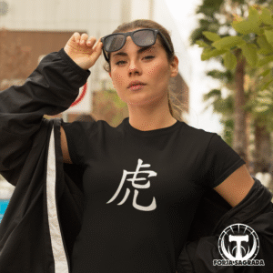 Camiseta Negra Zodiaco Chino 'Tigre' para Mujer: Valentía y Determinación