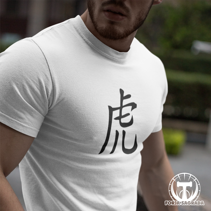 Camiseta blanca para hombre con diseño del zodiaco chino Tigre, símbolo de fuerza, valentía y determinación.