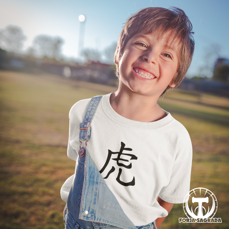 Camiseta blanca para niño con diseño del zodiaco chino Tigre, símbolo de audacia, fuerza y energía.