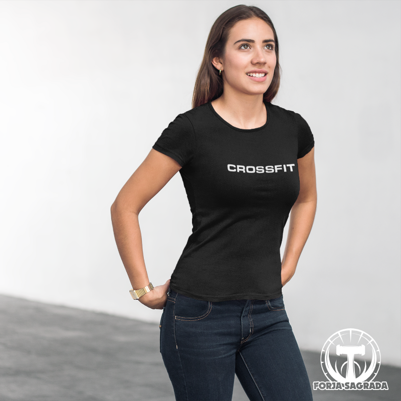 Mujer con camiseta deportiva Crossfit N5 diseñada para entrenamientos intensos.