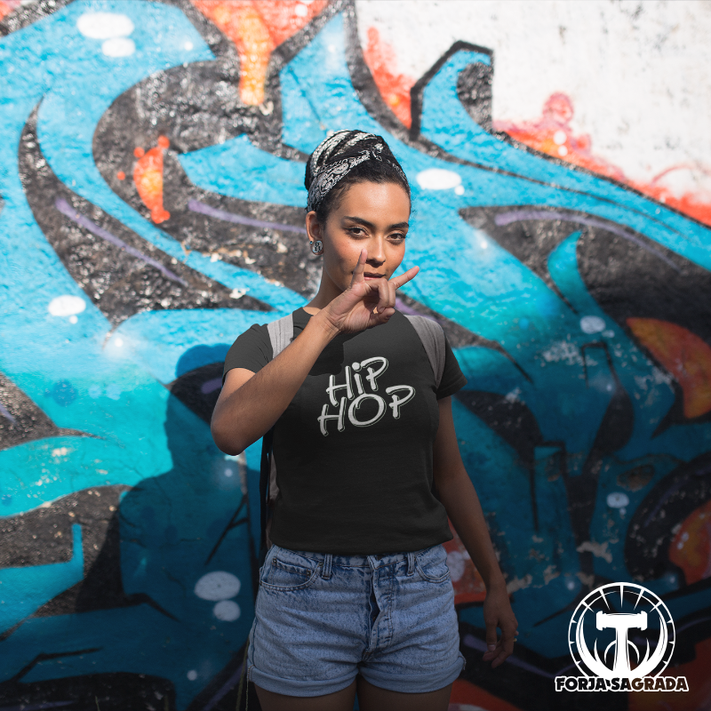 Mujer con camiseta negra estilo hip hop con diseño urbano.