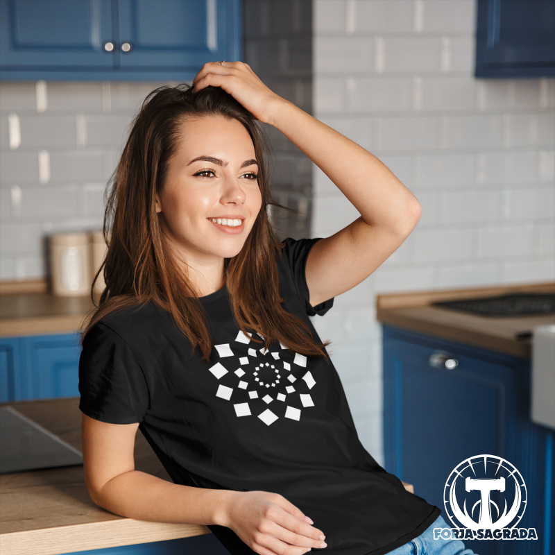 Camiseta negra de mujer con mandala de expansión en blanco, ideal para un estilo espiritual y original.