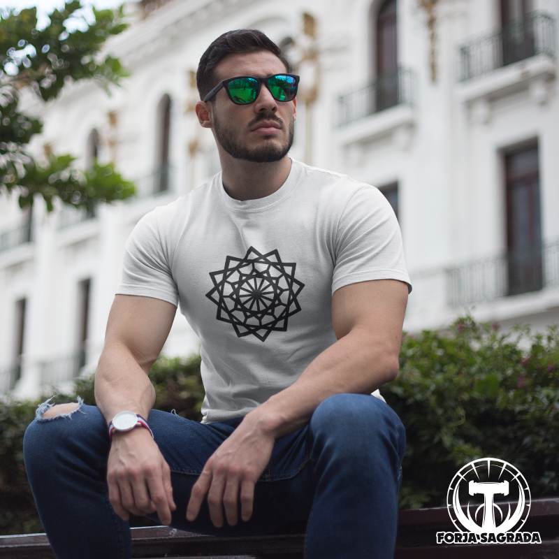 Camiseta blanca de hombre con mandala geométrico en negro, ideal para un estilo moderno y espiritual.